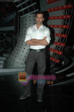 Hrithik Roshan on the sets of ZEE Saregama in Famous on 9th Nov 2010 (22).JPG